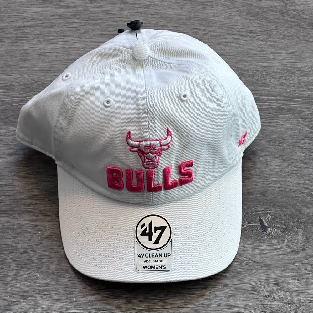 47 Brand | Women’s OS | White & Pink Chicago Bulls ‘Clean Up’ Hat - NWT!